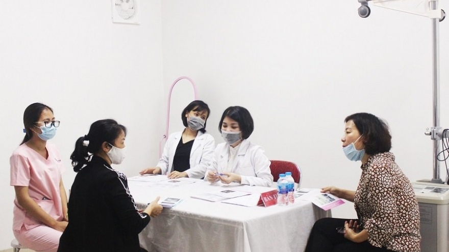 Thăm khám sàng lọc ung thư vú miễn phí cho phụ nữ vùng cao Yên Bái